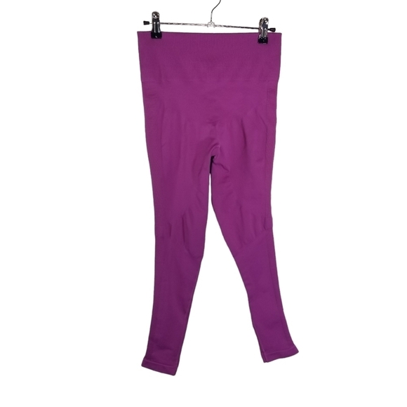Lululemon zone in tight seamless fuschia compression leggings - Picture 5 of 11